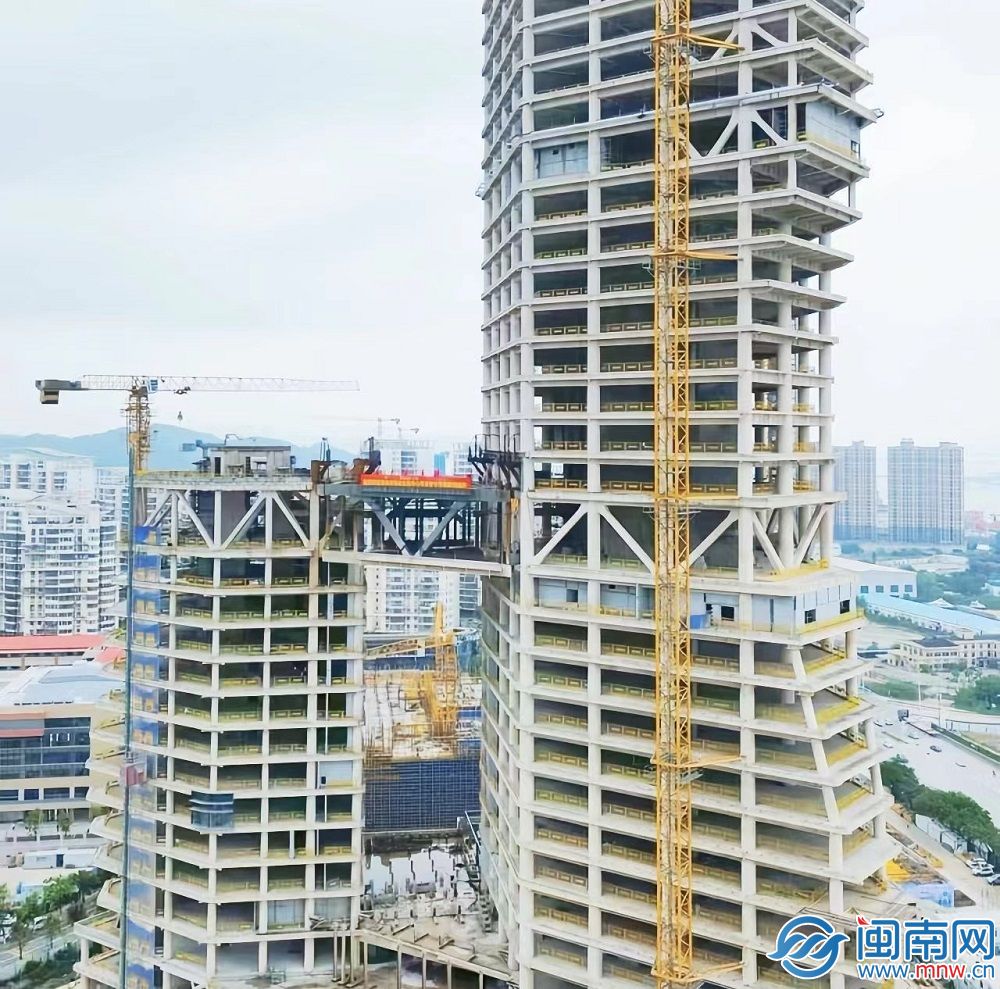 高空“牵手”成功！泉州海丝金融中心空中连廊完成提升(图1)