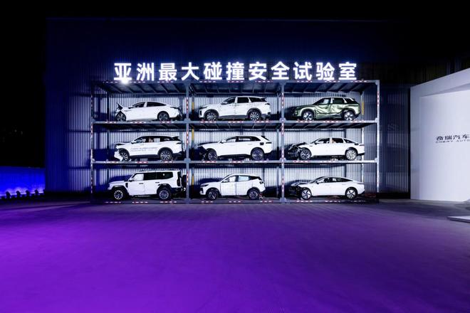 上演铁人三项与双车对撞风云A9L大秀“安全牌”(图2)