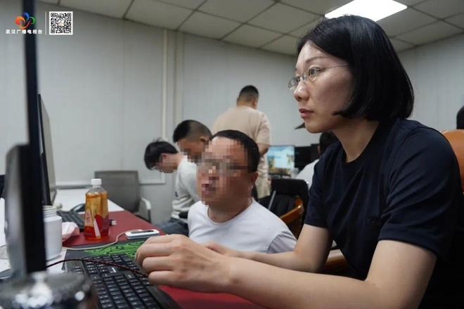 破门而入！警方抓获32名“白富美”(图4)
