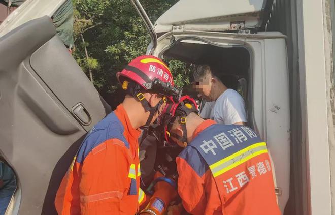 货车“硬碰硬”车头撞扁！消防紧急救援(图1)