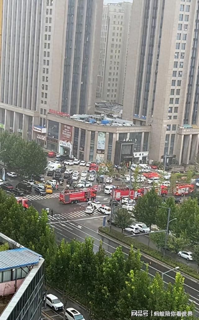 东海一饭店房顶发生塌陷室内正举办宴席当地应急管理局已介入(图1)