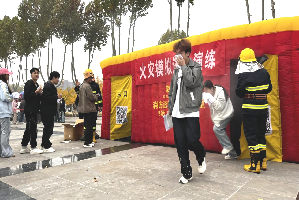 模拟火场有序撤离：西京学院消防安全教育系列活动开展(图1)