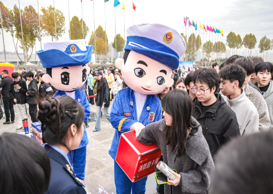模拟火场有序撤离：西京学院消防安全教育系列活动开展(图3)