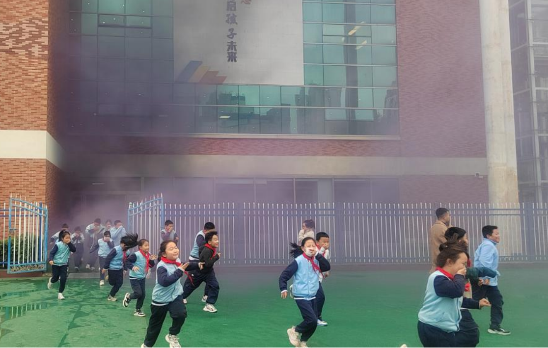 模拟火场有序撤离：西京学院消防安全教育系列活动开展(图5)