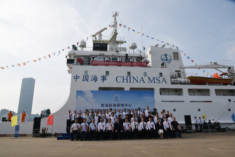 我国自主设计建造的2000吨级大型航标船“海巡176”在海口列编(图2)