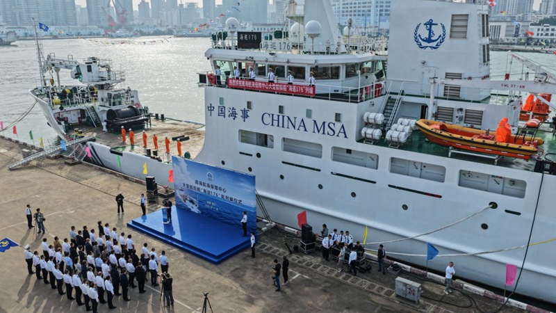 我国自主设计建造的2000吨级大型航标船“海巡176”在海口列编(图1)