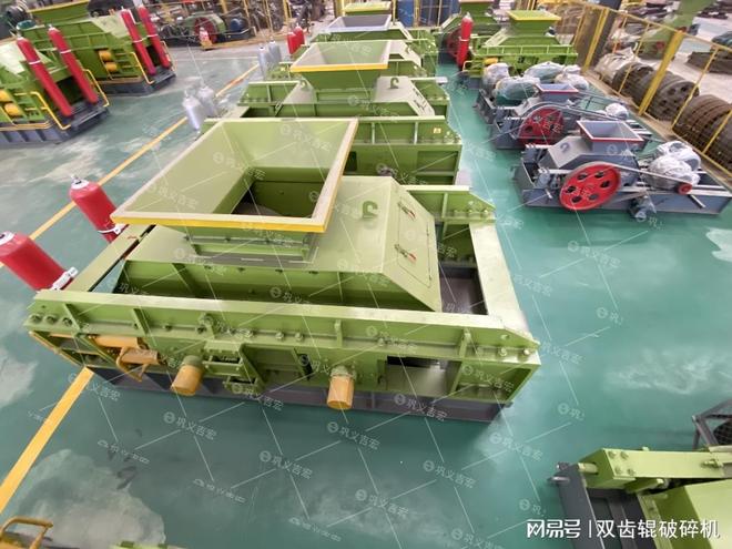 如何选择混合料破碎设备？液压对辊制砂机怎么样？(图1)