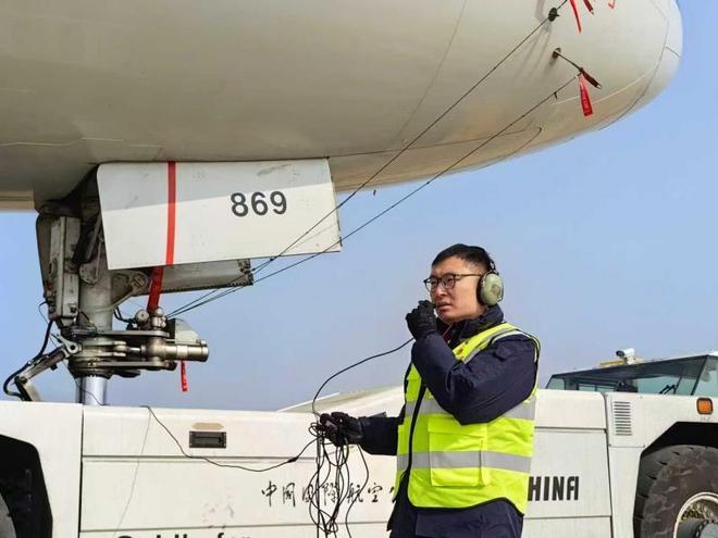 半两财经｜国航“飞机体检师”：春运40天我为飞机保驾护航(图9)