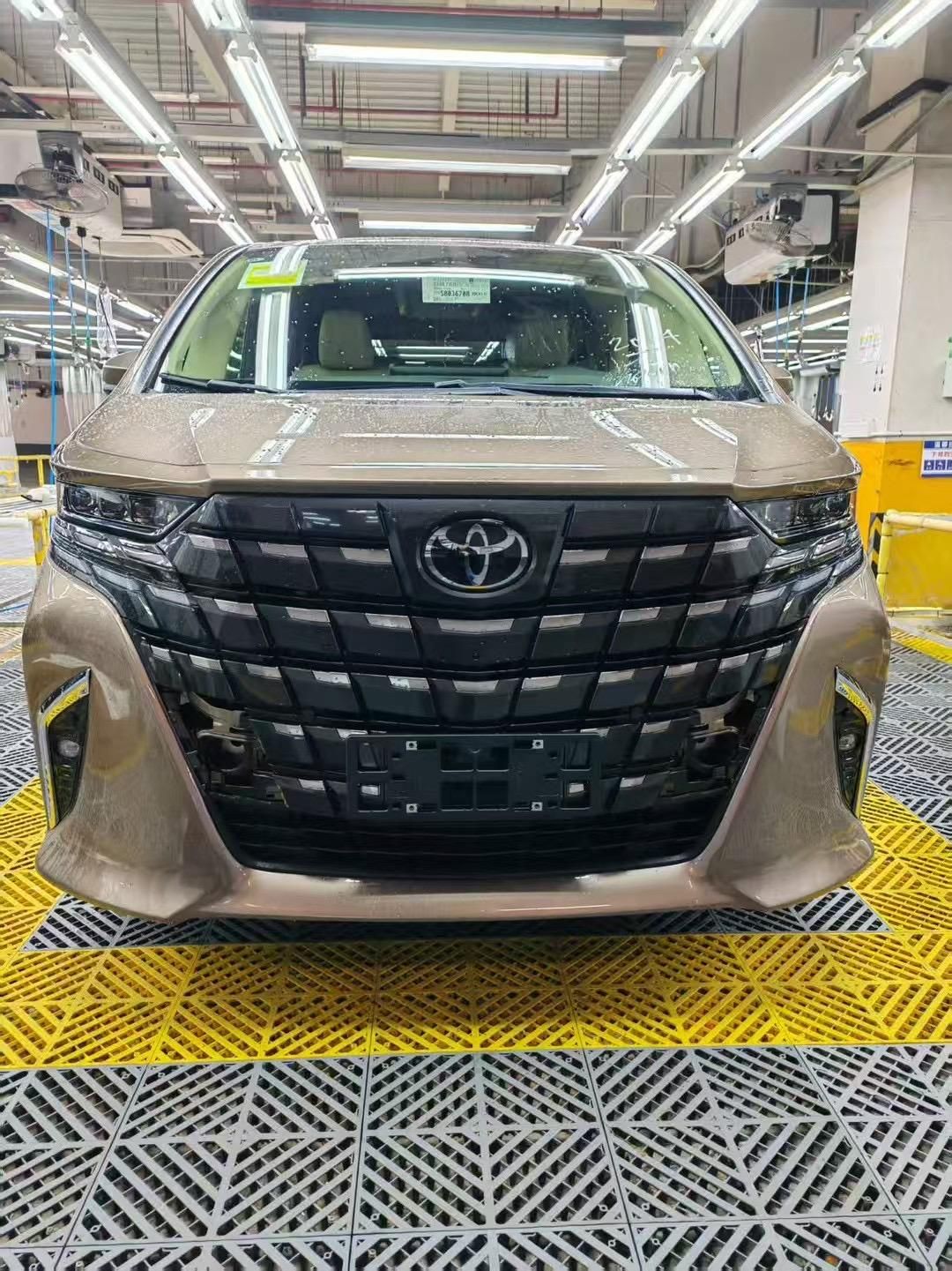 25款埃尔法黄金版金色带车衣952高配现车天津港落地价格(图1)