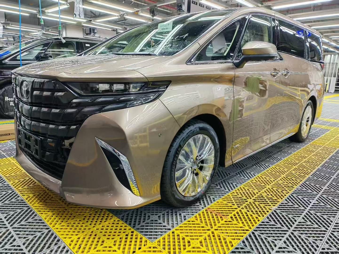 25款埃尔法黄金版金色带车衣952高配现车天津港落地价格(图2)