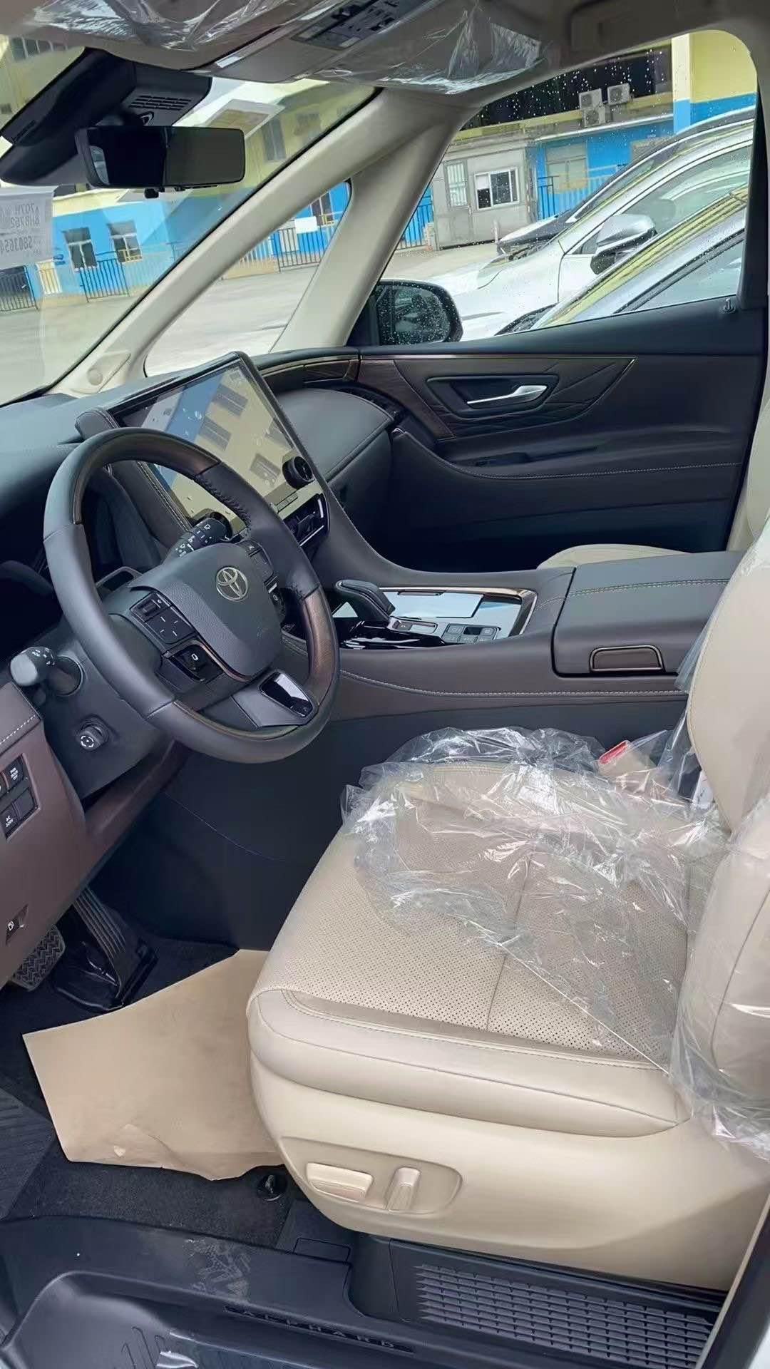 25款埃尔法黄金版金色带车衣952高配现车天津港落地价格(图4)